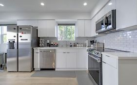 Modern Apartment In Studio City